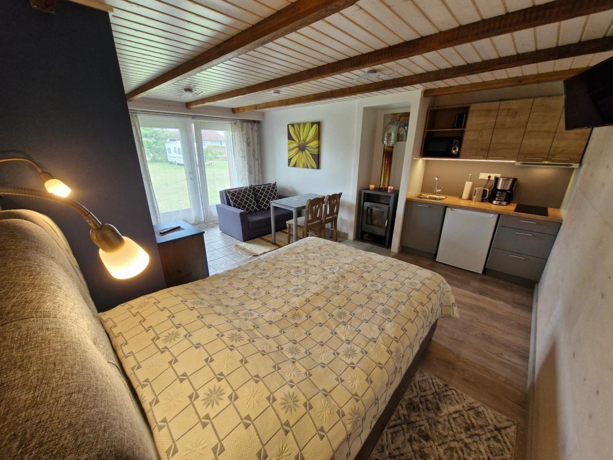 Piibelehe Guest Accommodation Kuressaare Bagian luar foto